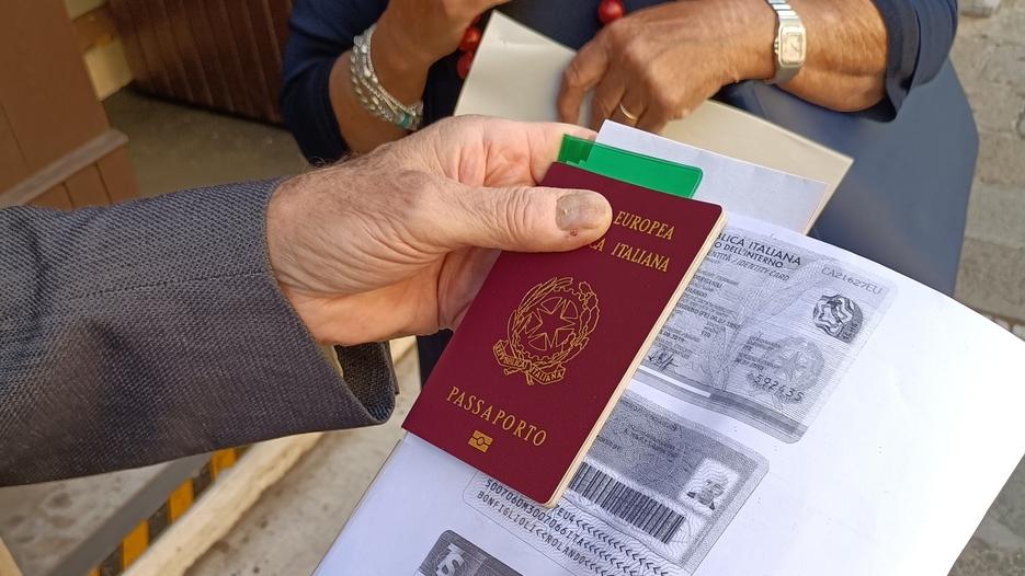 Passaporti, a Ferrara mesi per l’appuntamento: «Occhio a fotografie e burocrazia»