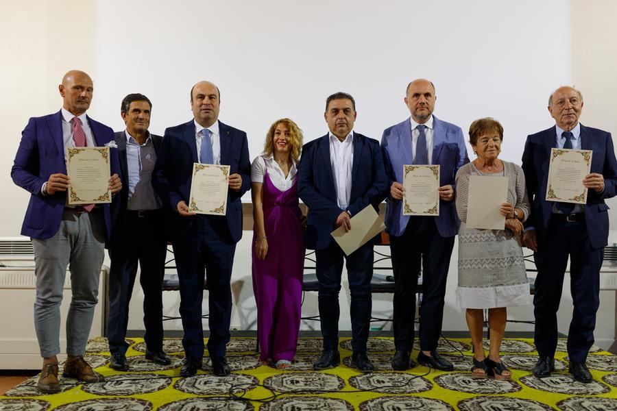 
	Foto di gruppo a fine convegno nell'hotel Su Gologone di Oliena

