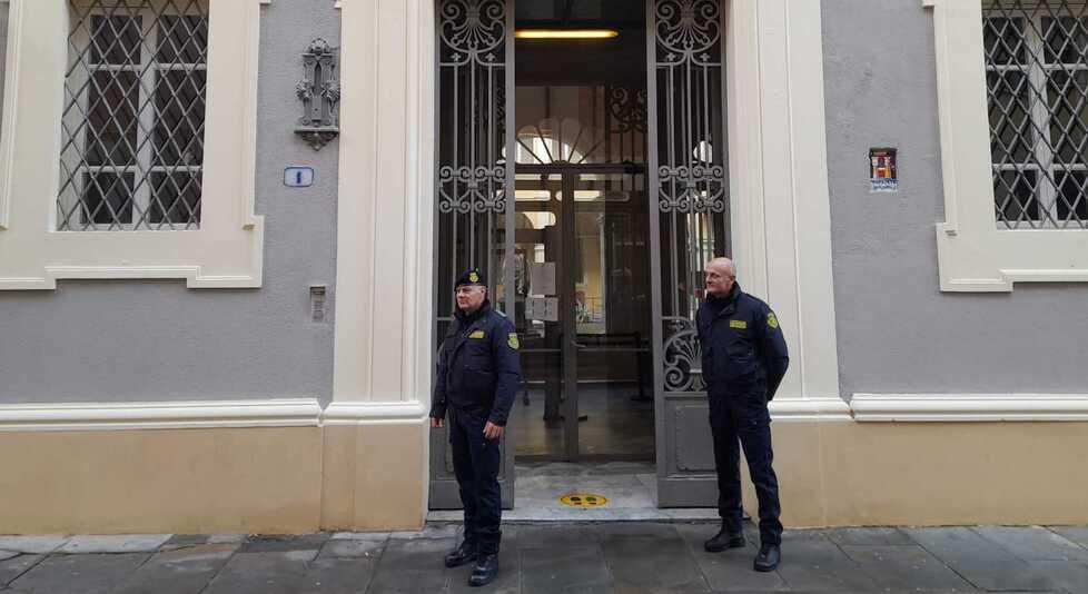 Livorno, aprono un ristorante fantasma per truffare l’Inps: tre condanne. I nomi e il raggiro allo Stato