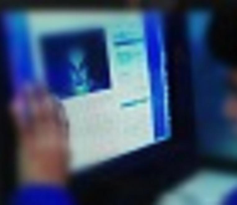 «Molestata su Facebook a 14 anni»: imputato un operaio livornese