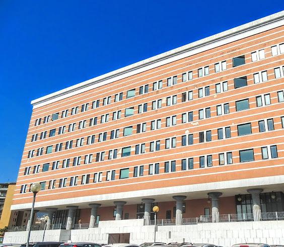 Carrara, accusato di aver violentato la figlia: indagati anche i nonni e un medico apuano