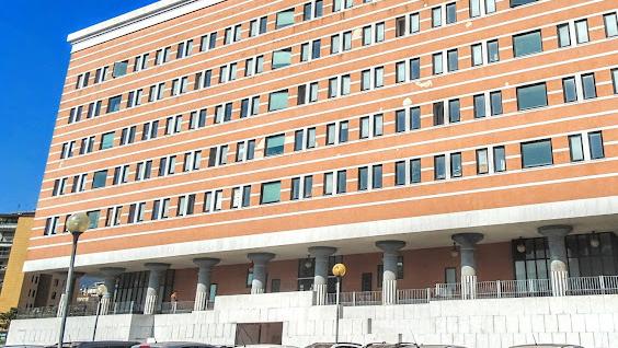 Carrara, accusato di aver violentato la figlia: indagati anche i nonni e un medico apuano