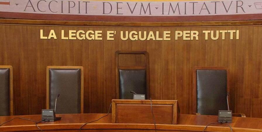 Carrara, morsi e botte agli agenti poi sfonda il finestrino dell’auto della polizia: arrestato imprenditore della nautica