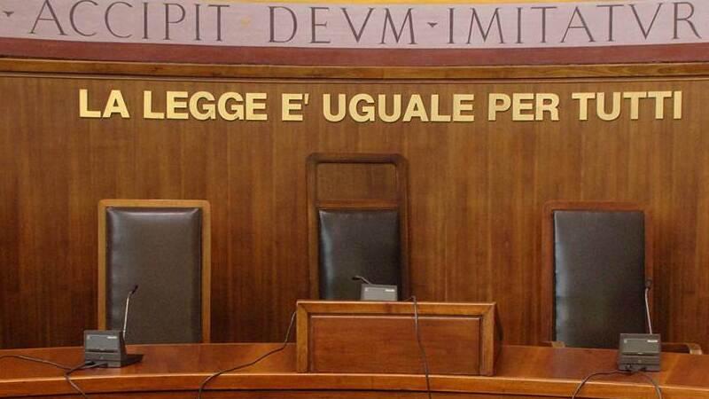 Carrara, morsi e botte agli agenti poi sfonda il finestrino dell’auto della polizia: arrestato imprenditore della nautica