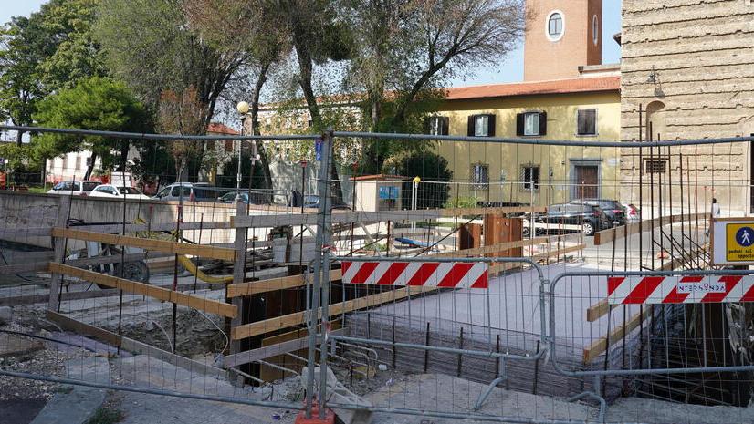Livorno, tre mesi per spostare i tubi in viale Caprera poi il fosso avrà il suo ponte