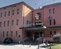 Bagni di Lucca, marito e moglie aggrediti con calci e pugni da un vicino e dal figlio