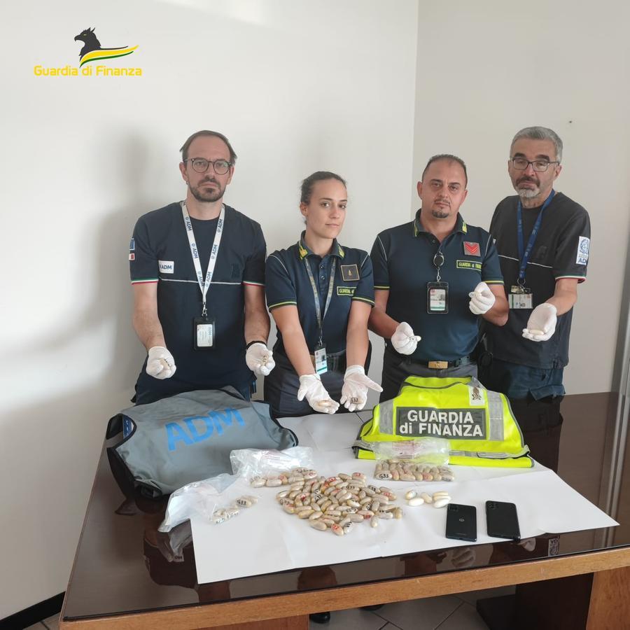 Pisa, arrestato all’aeroporto passeggero con 1,4 kg di droga nello stomaco