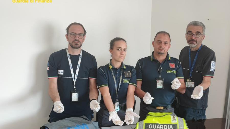 Pisa, arrestato all’aeroporto passeggero con 1,4 kg di droga nello stomaco