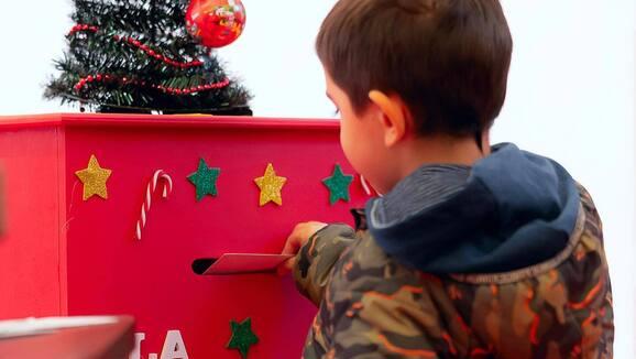 Viareggio, il Villaggio di Babbo Natale sbarca in piazza D’Azeglio e torna la pista di pattinaggio