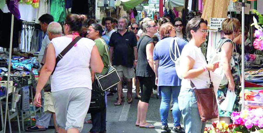 Massa, no dei residenti al mercato sul viale Roma: «Troppi disagi»