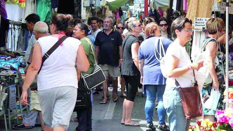 Massa, no dei residenti al mercato sul viale Roma: «Troppi disagi»