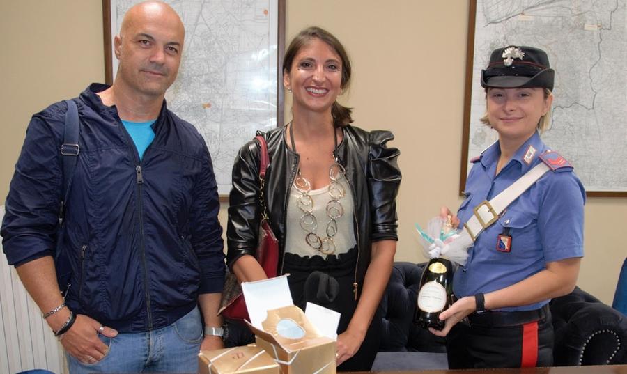 
	I due futuri sposi con una carabiniera

