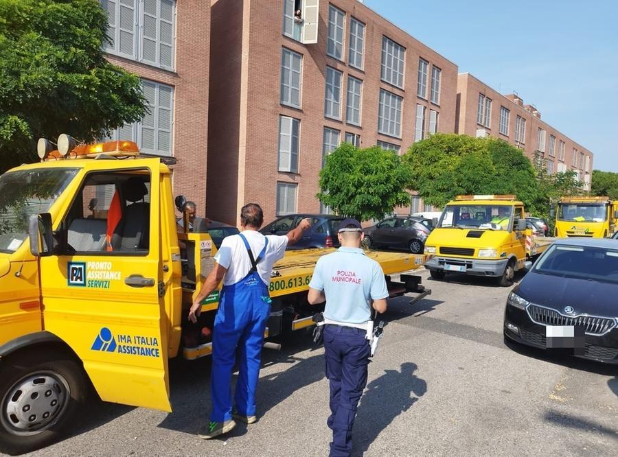 Livorno, rimosse cinque auto senza assicurazione in via Amendola