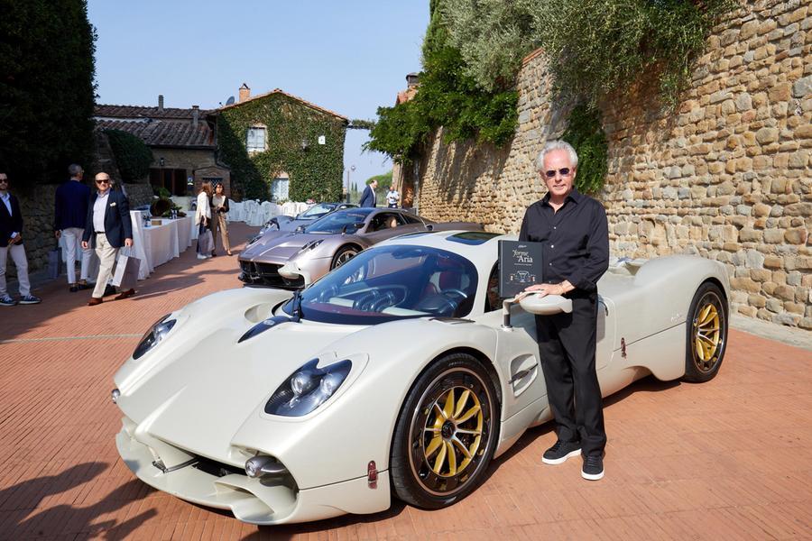 
	Horacio Pagani davanti ai tre modelli esposti a Vinci (foto Autovino)

