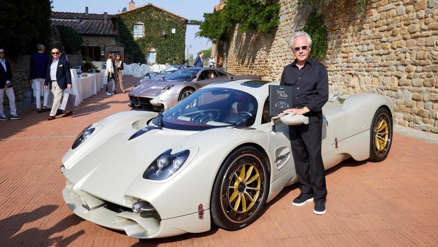 Horacio Pagani davanti ai tre modelli esposti a Vinci (foto Autovino)