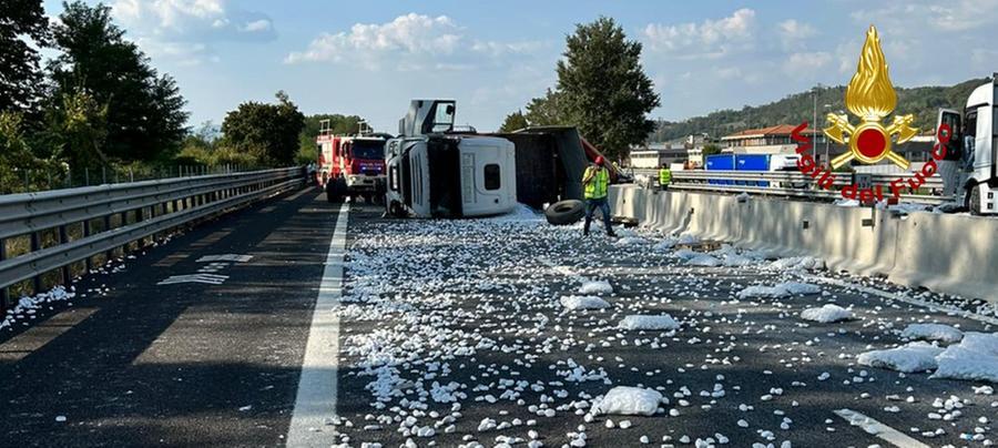 Arezzo, schianto in A1: tir carico di sassi si ribalta – Video
