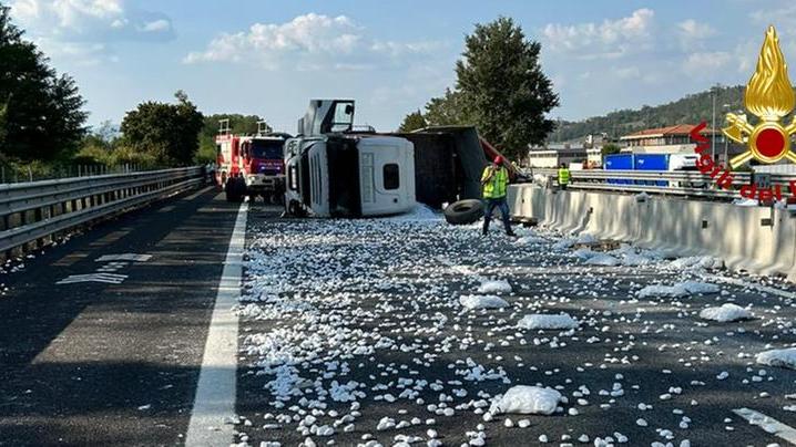 Arezzo, schianto in A1: tir carico di sassi si ribalta – Video