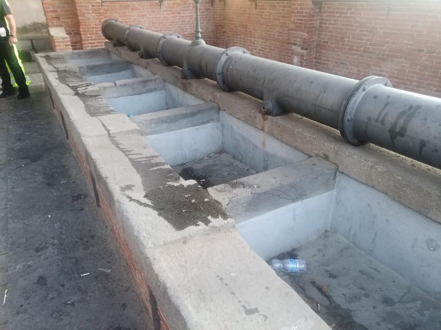 L’antico lavatoio di Villacidro imbrattato con olii esausti: la polizia locale scopre i tre giovani vandali