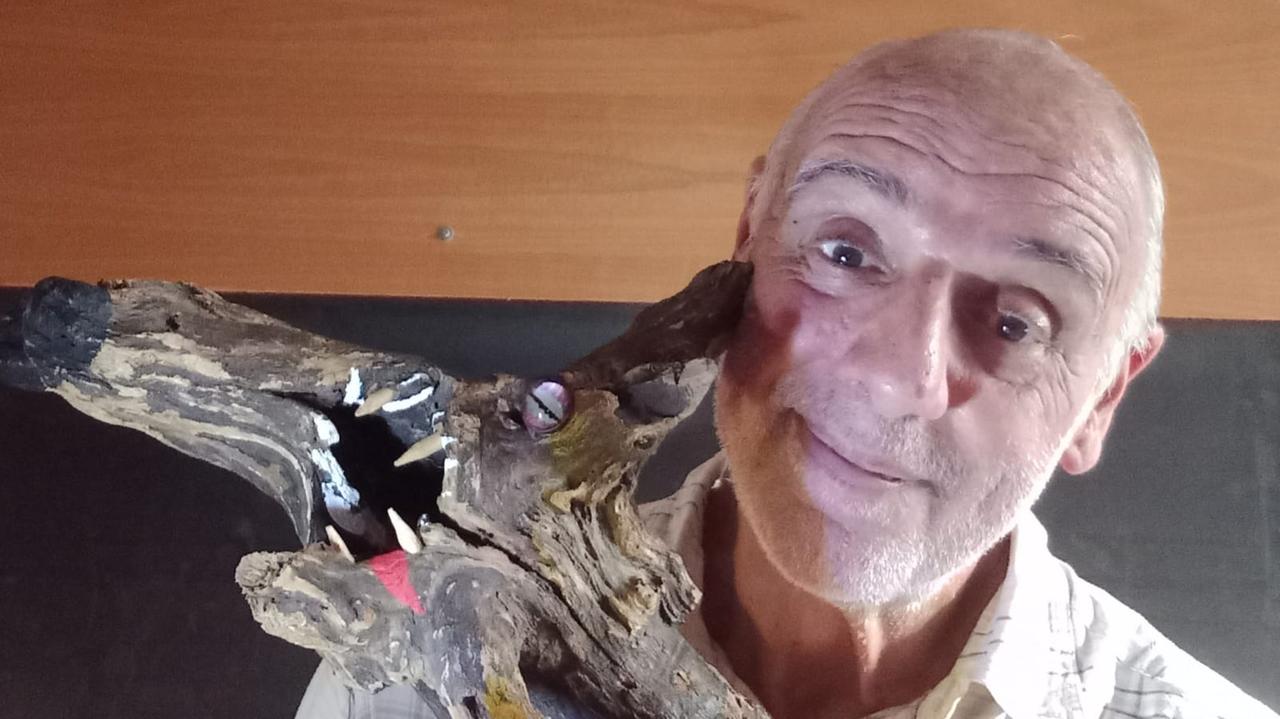 Livorno, da ingegnere del Comune a burattinaio: «Creo i personaggi con materiale di scarto»<br>