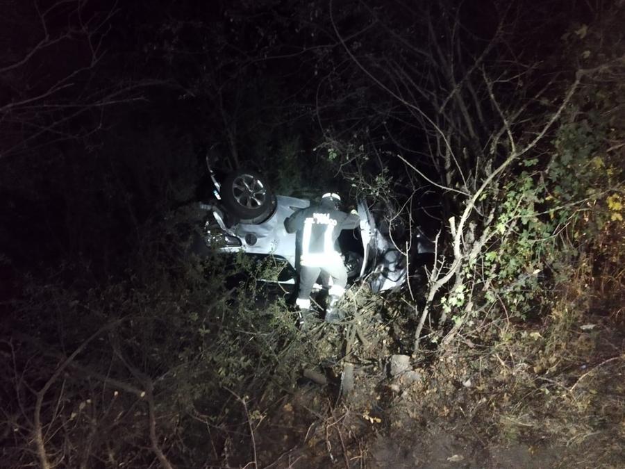 Scontro tra tre auto, una finisce nella scarpata