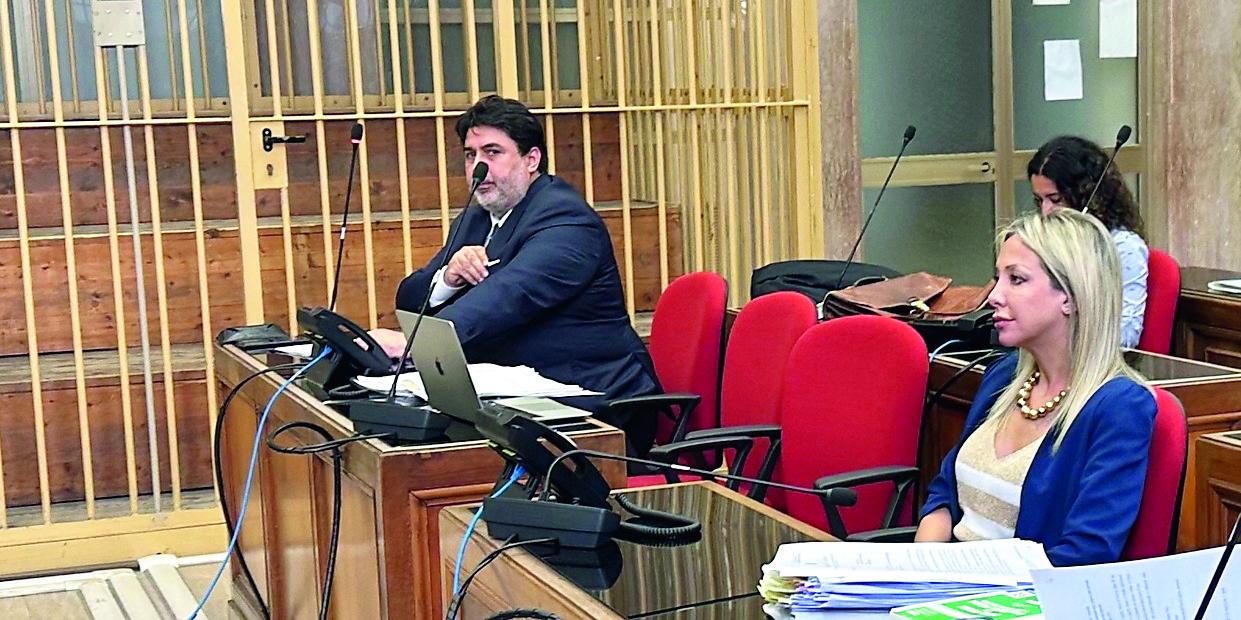 Il governatore Solinas e l'assessora Satta in aula (foto Mario Rosas)