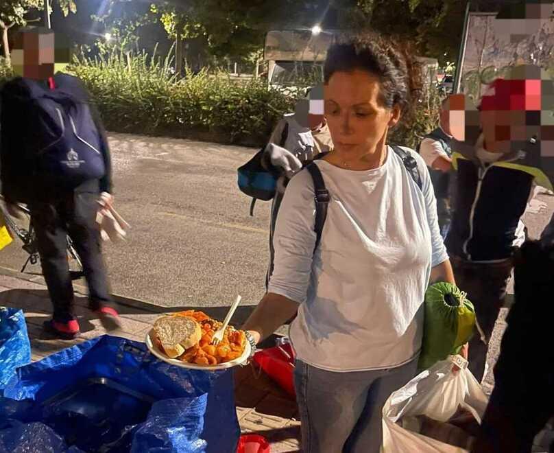 «Basta cene ai senzatetto nei locali della stazione»