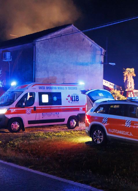 Cornacervina, non vogliono lasciare la casa andata a fuoco Ora dormono in tenda