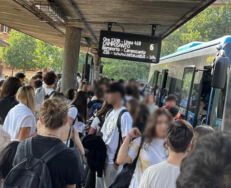 Modena. Studenti stipati sugli autobus, Seta risponde: «Troppi ragazzi alla stessa ora, a novembre rivediamo il servizio»