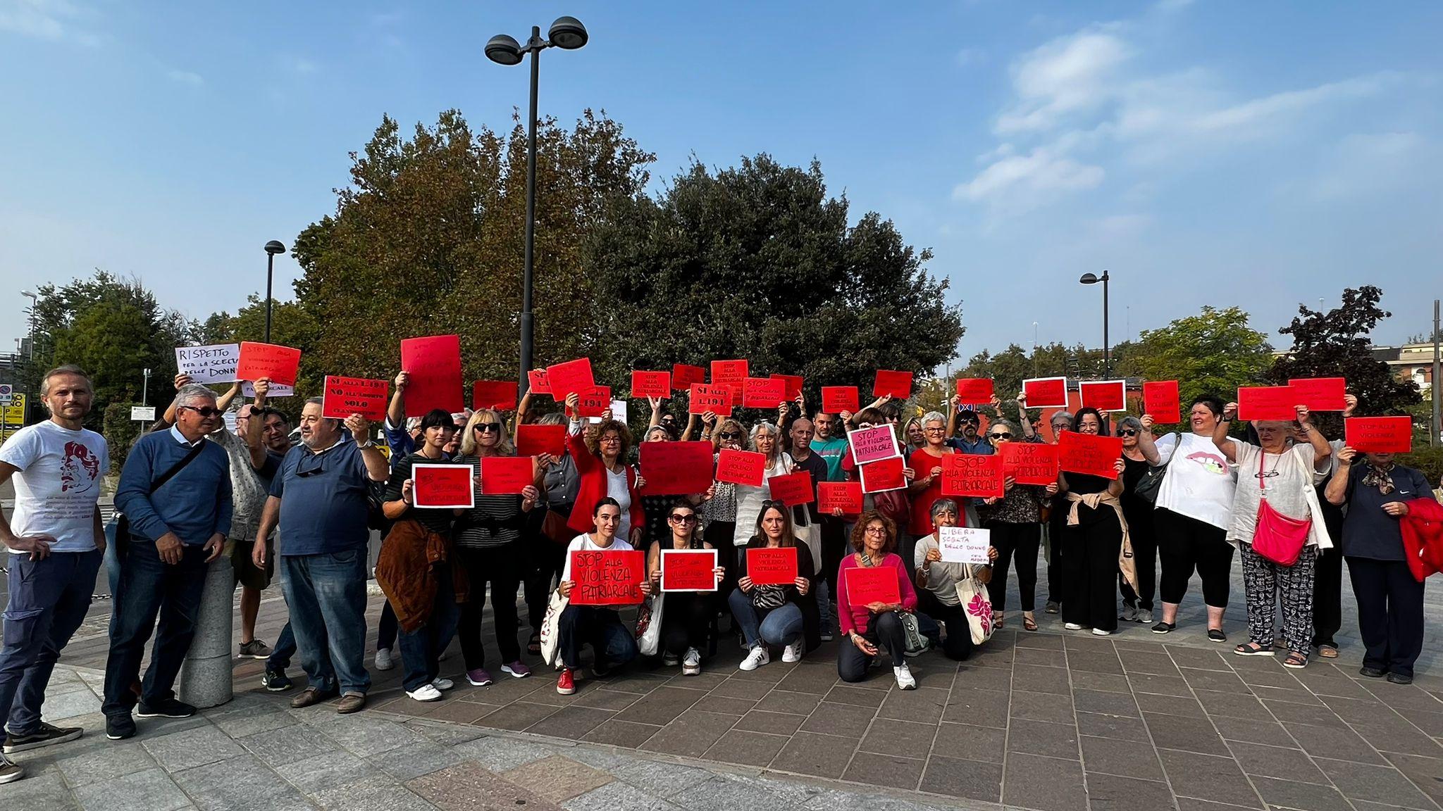 Modena, la manifestazione contro gli anti-abortisti davanti al Policlinico<br type="_moz" />
