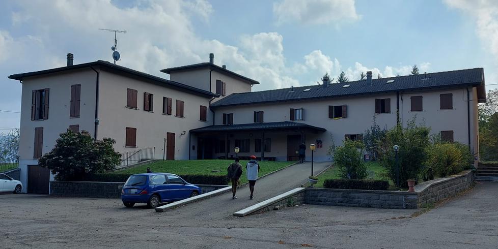 Si infiamma il caso profughi a Montefiorino: «Struttura da 25, ospitati in 40»<br type="_moz" />
