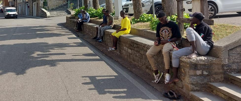 Montefiorino, il paese è diviso sui migranti: «Non fanno del male». «Preoccupati da tanti sconosciuti»<br>
