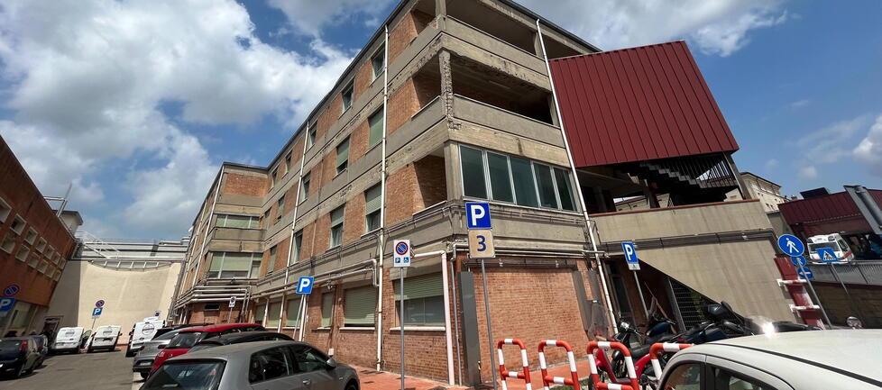 Il padiglione F all’interno dell’ospedale Lotti di Pontedera (Franco Silvi)