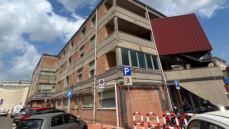 Il padiglione F all’interno dell’ospedale Lotti di Pontedera (Franco Silvi)