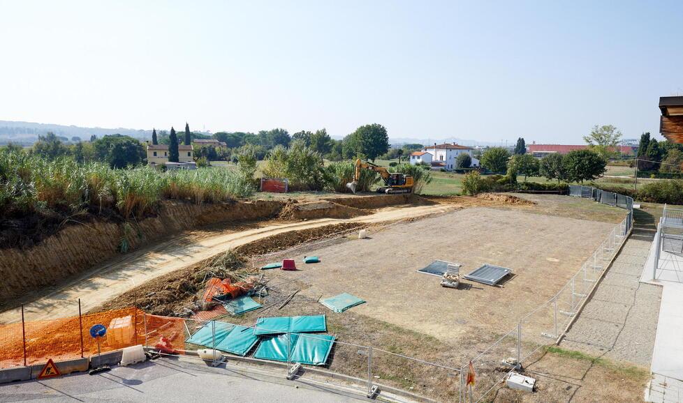I lavori al polo scolastico di via Raffaello Sanzio (foto Autovino)