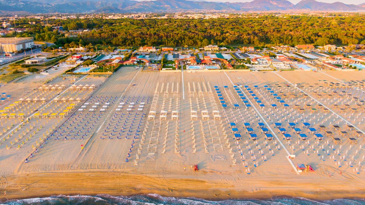 Spiagge all’asta, in Versilia ora i balneari sperano di evitarle: «Trattiamo con l’Europa»