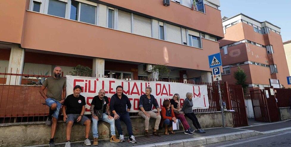 Lo striscione comparso davanti al Distretto di via Bassa Tambura all’indomani della fuga di notizia sui futuribili trasferimenti di servizi sanitari