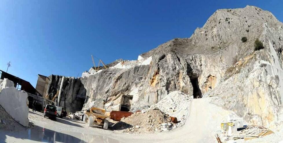 In alto un’immagine della cava76 Fiordichiara B
