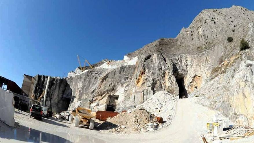 In alto un’immagine della cava76 Fiordichiara B
