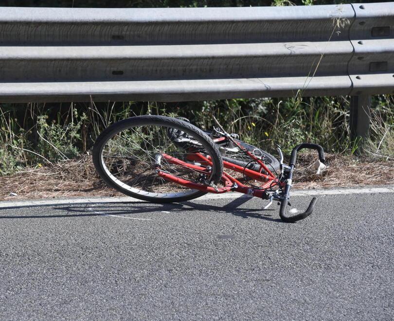 La bici su cui pedalava l’83enne turista senese in vacanza a Marina con la moglie (foto Agenzia Bf)
