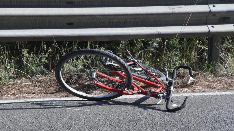 La bici su cui pedalava l’83enne turista senese in vacanza a Marina con la moglie (foto Agenzia Bf)