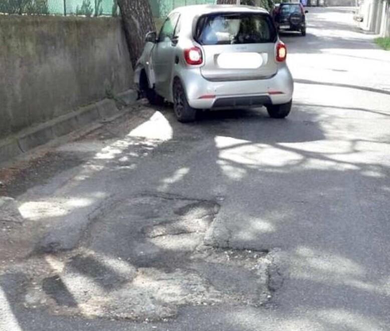 Nella foto l’auto della donna subito dopo l’incidente