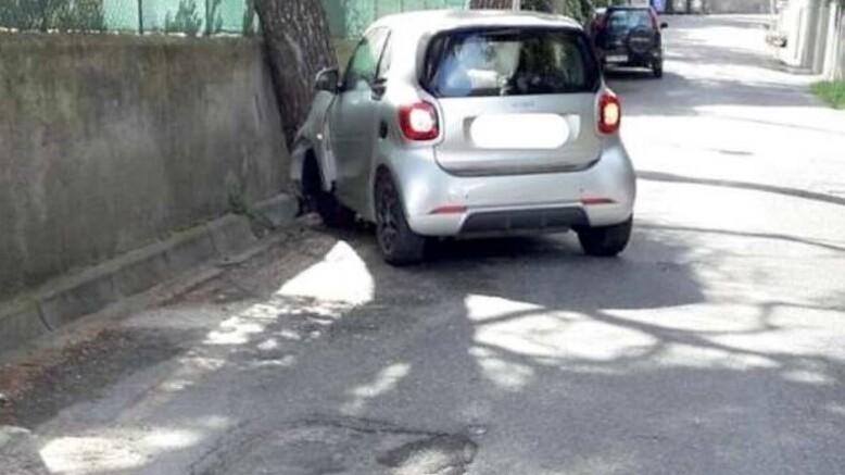 Nella foto l’auto della donna subito dopo l’incidente