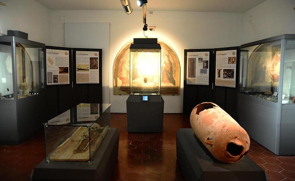 Alcuni dei reperti etruschi custoditi nel museo archeologico di Villa Guerrazzi alla Cinquantina