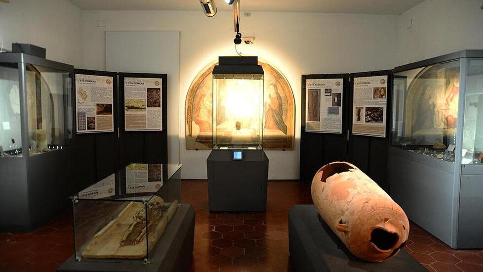 Alcuni dei reperti etruschi custoditi nel museo archeologico di Villa Guerrazzi alla Cinquantina