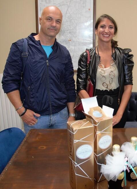 Antonio Peccerillo e Federica Sartini mentre posano per una foto nella caserma dei carabinieri dopo il ritrovamento delle loro bomboniere rubate