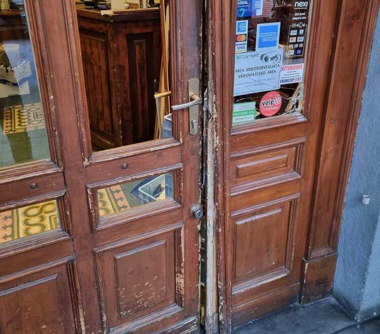 La porta del locale forzata dai ladri