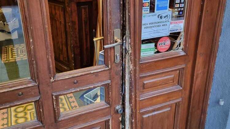 La porta del locale forzata dai ladri