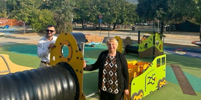 Il sindaco Matteo Biffoni e l’assessora Cristina Sanzò accanto a uno dei giochi recentemente installati