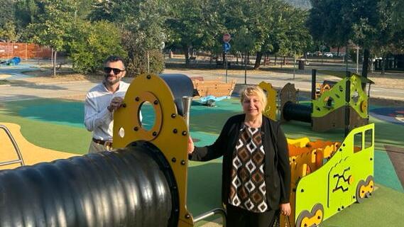 Il sindaco Matteo Biffoni e l’assessora Cristina Sanzò accanto a uno dei giochi recentemente installati