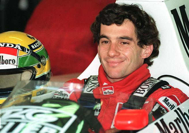 Una bella immagine di Ayrton Senna sorridente al volante della McLaren